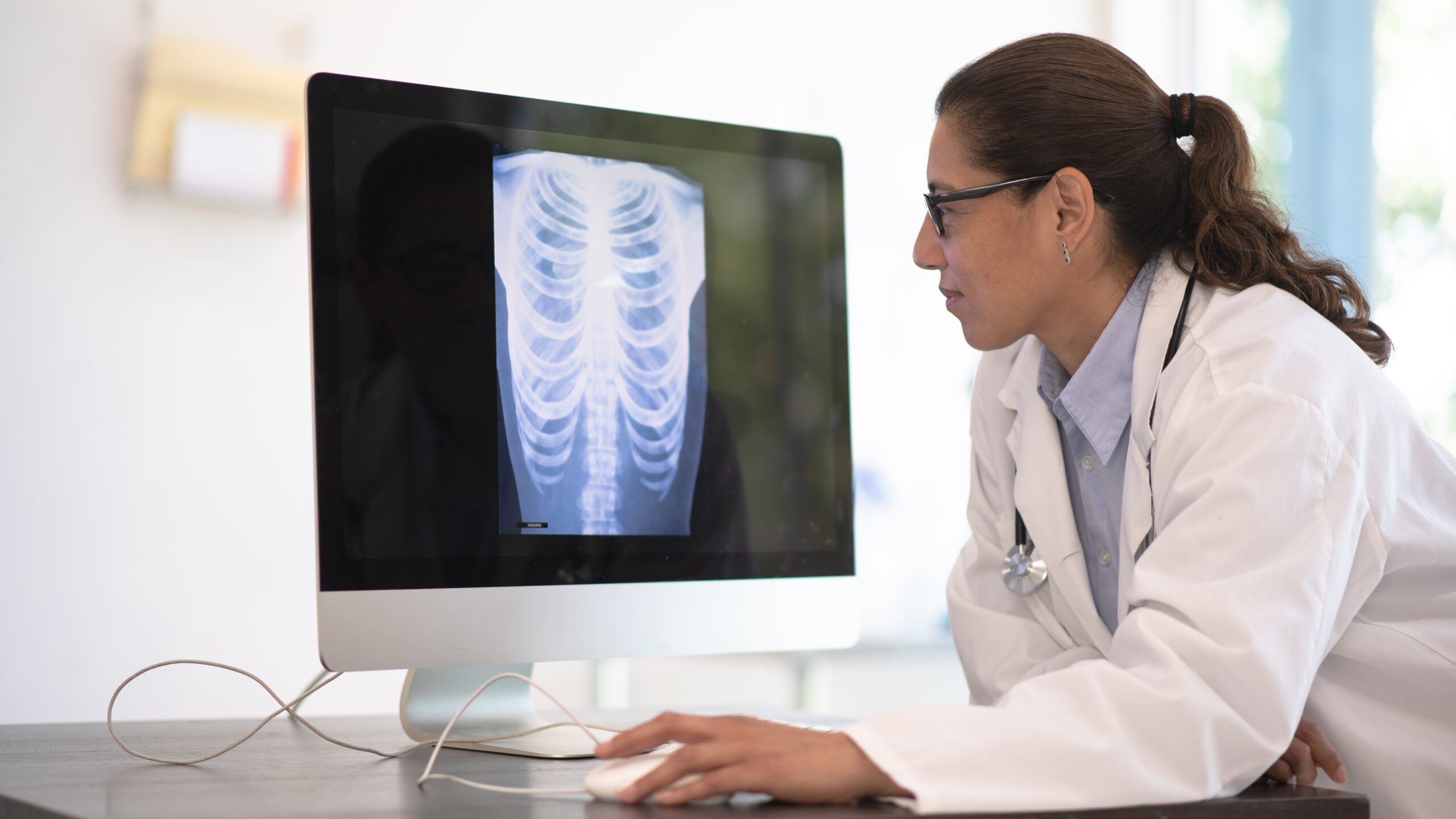 Radiologists Outperform AI in Identifying Diseases on X-ray