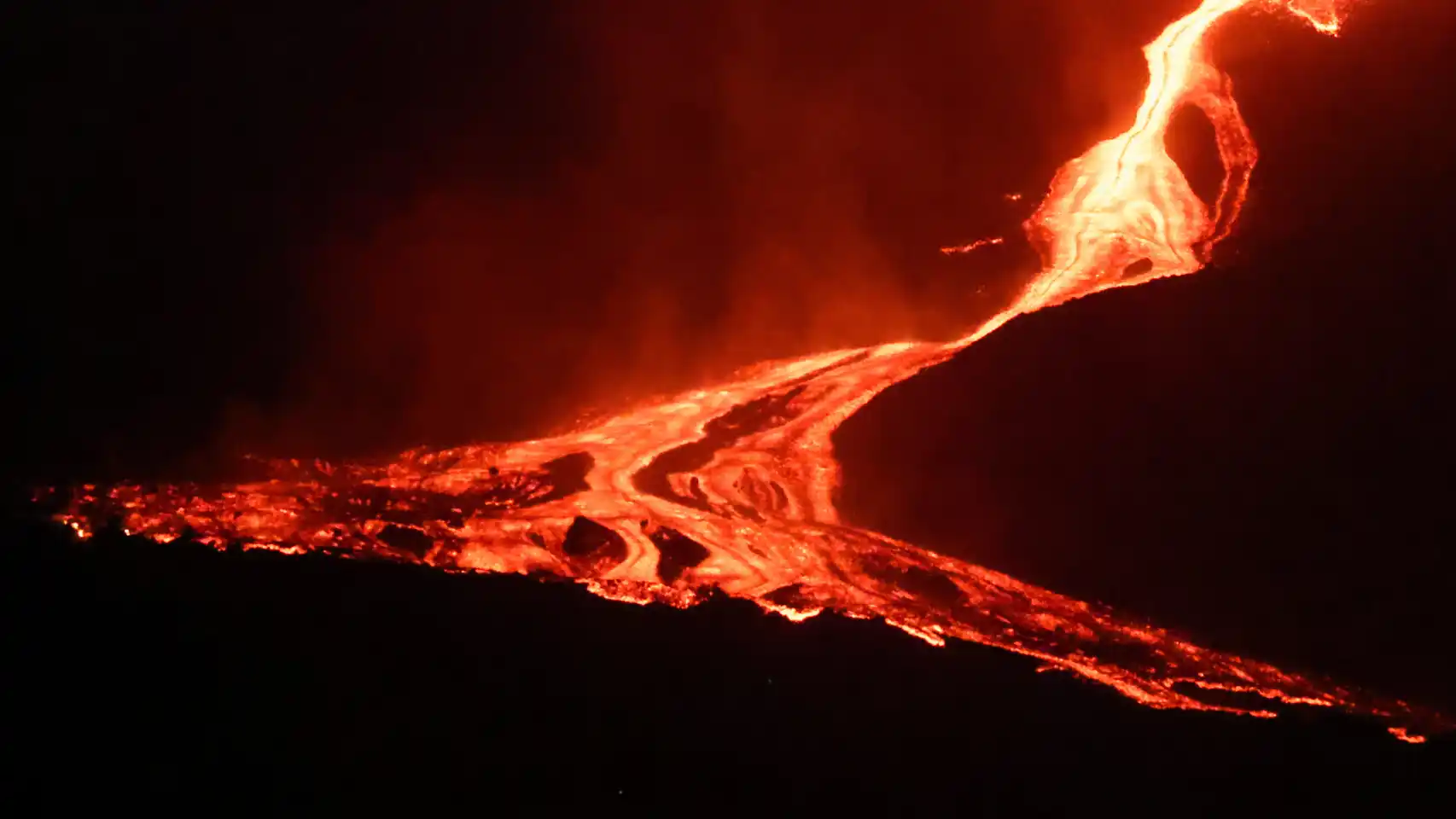 Lucha contra la lava volcánica: Cómo la ingeniería y la valentía humanas pueden ser efectivas